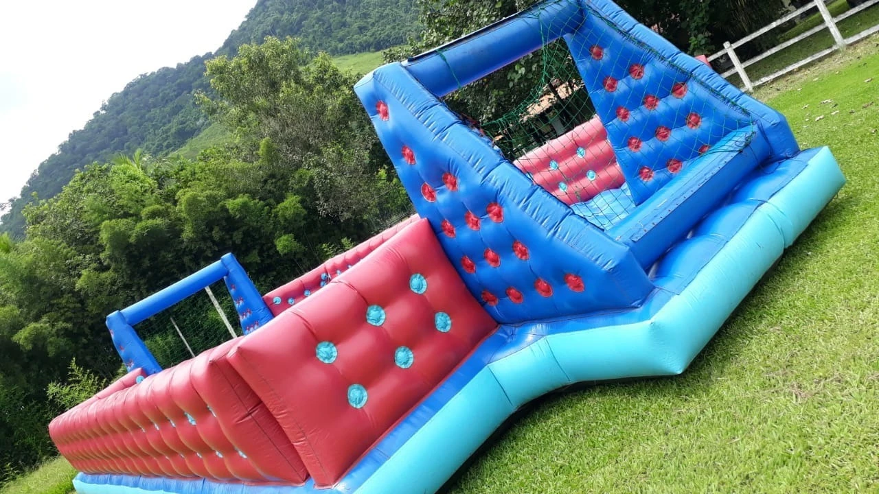 Aluguel de brinquedo inflavel futebol de sabão